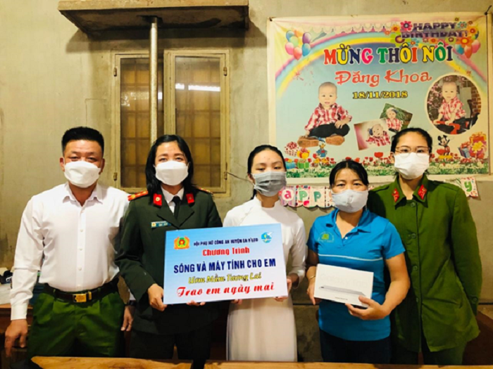 Công an huyện Ea H'leo trao tặng máy tính bảng cho học sinh